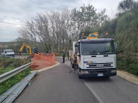 Viabilità. Avviati i lavori di messa in sicurezza della SP 82, nel tratto franato nei pressi dell’ex discarica “Baia Falcone” di Cessaniti Viabilità. Avviati i lavori di messa in sicurezza della SP 82, nel tratto franato nei pressi dell’ex discarica “Baia Falcone” di Cessaniti