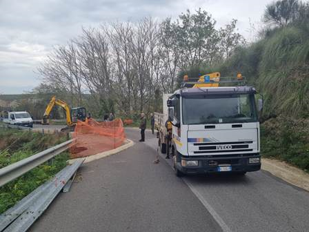 Viabilità. Avviati i lavori di messa in sicurezza della SP 82, nel tratto franato nei pressi dell’ex discarica “Baia Falcone” di Cessaniti 