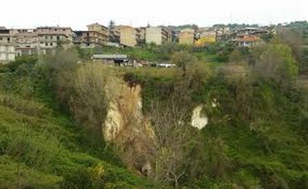 Strada franata nei pressi di San Calogero. Avviate le procedure per la ricostruzione 