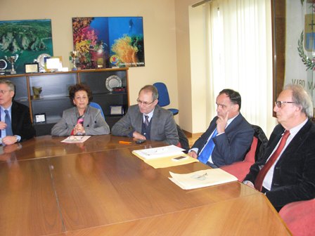 Edilizia scolastica, intesa tra la Provincia di Vibo e i dirigenti scolastici al fine di garantire agli studenti le condizioni di massima sicurezza e vivibilità delle scuole Edilizia scolastica, intesa tra la Provincia di Vibo e i dirigenti scolastici al fine di garantire agli studenti le condizioni di massima sicurezza e vivibilità delle scuole