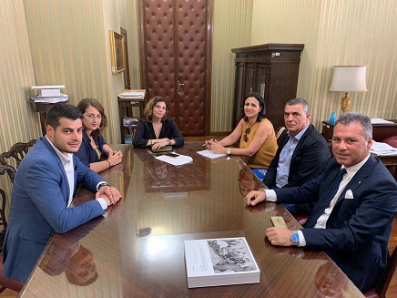 Il presidente della Provincia di Vibo, Salvatore Solano, esprime «la sua viva soddisfazione per la nomina dell’onorevole, Dalila Nesci, a sottosegretario al Sud Il presidente della Provincia di Vibo, Salvatore Solano, esprime «la sua viva soddisfazione per la nomina dell’onorevole, Dalila Nesci, a sottosegretario al Sud