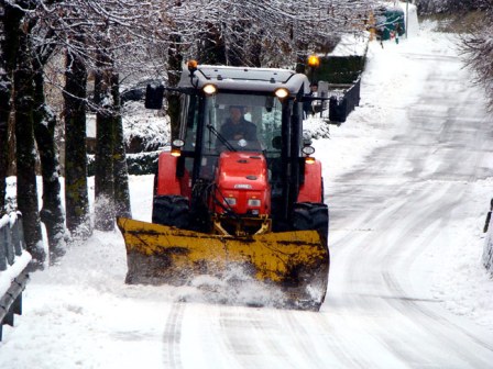 Neve sulle strade vibonesi, diversi gli interventi di sgombero dei tecnici del settore Viabilità della Provincia Neve sulle strade vibonesi, diversi gli interventi di sgombero dei tecnici del settore Viabilità della Provincia
