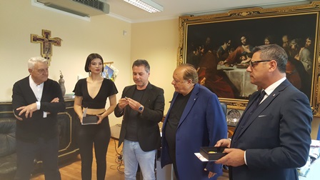 Il presidente della Vibonese calcio, Pippo Caffo, e il direttore marketing, Daniele Cipollina, insigniti del titolo di “Ambasciatore della solidarietà” dal presidente Solano 