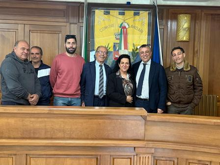Continua a "tambur battente” il tour lungo le arterie provinciali avviato, in autunno, dal presidente della Provincia di Vibo, L'Andolina Continua a "tambur battente” il tour lungo le arterie provinciali avviato, in autunno, dal presidente della Provincia di Vibo, L'Andolina