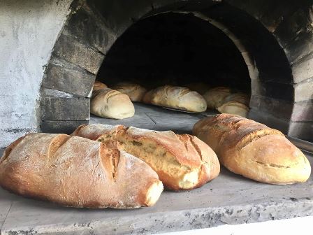 Provincia di Vibo Valentia. I fornai di Stefanaconi, paesino conosciuto in tutta Italia come il “Borgo del pane”, sfornano per i più bisognosi ben 200 chili di pane al giorno Provincia di Vibo Valentia. I fornai di Stefanaconi, paesino conosciuto in tutta Italia come il “Borgo del pane”, sfornano per i più bisognosi ben 200 chili di pane al giorno