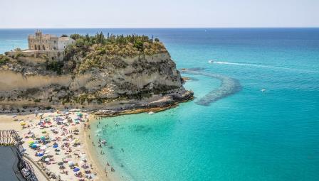 Conferimento della bandiera blu a Tropea. Colloquio istituzionale tra il presidente della Provincia di Vibo, Salvatore Solano e il sindaco, Giovanni Macrì